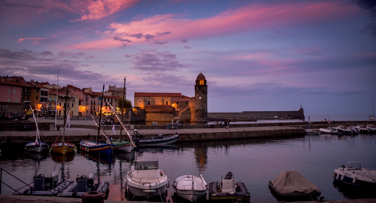 Port de la Côte Vermeille au crépuscule, bateaux et lumières chaudes